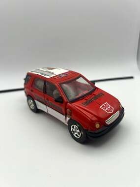 2003 Hasbro Transformers Universe Autobot Ratchet Deluxe Red Rescue SUV Figure